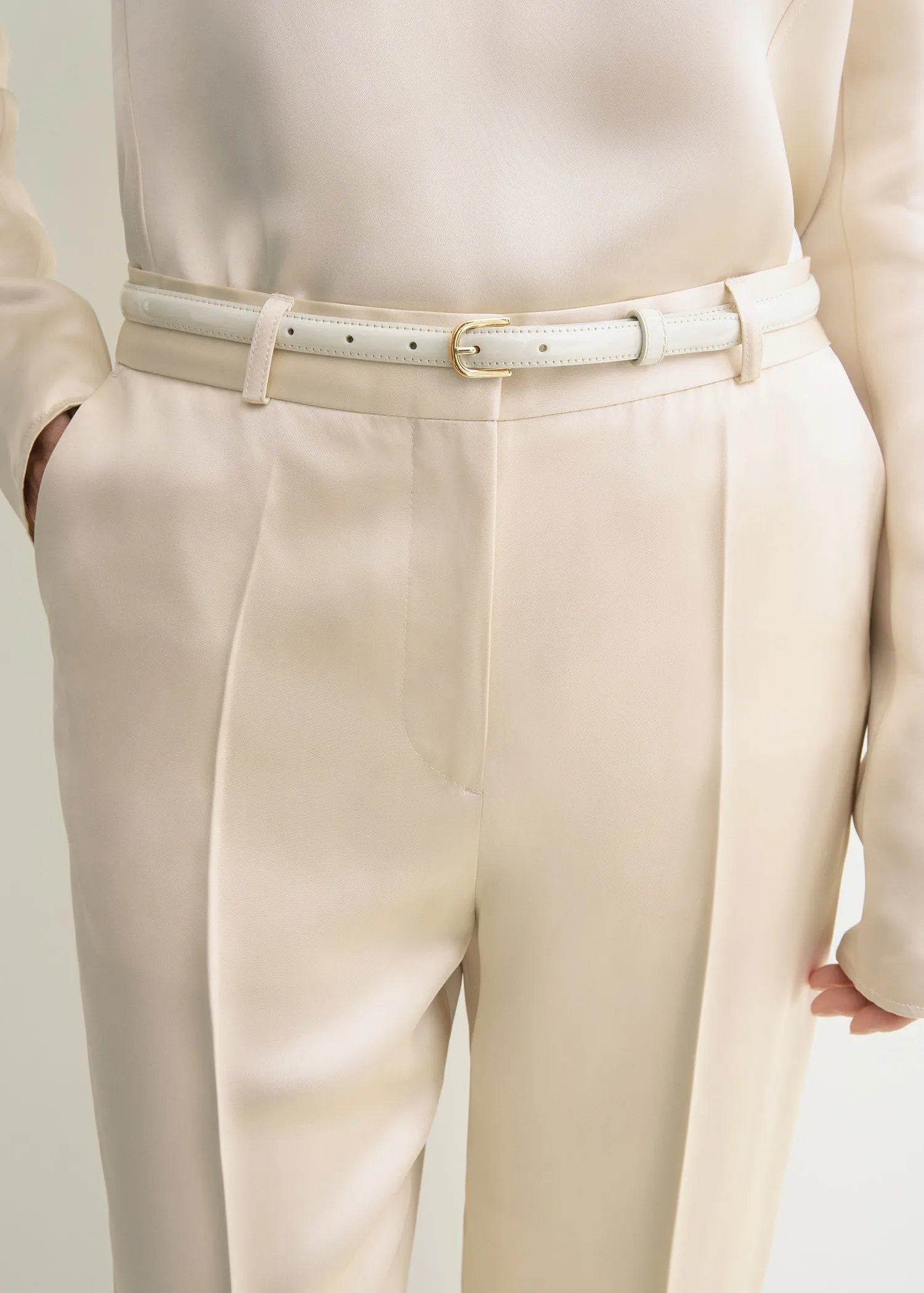 Thin patent belt bleached sand
